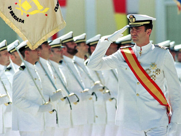 El pr&iacute;ncipe Felipe pasa revista durante el acto de entrega de despachos a los nuevos sargentos de la Armada espa&ntilde;ola en la Escuela de Suboficiales de la Armada en San Fernando (C&aacute;diz), en 2002. / Efe