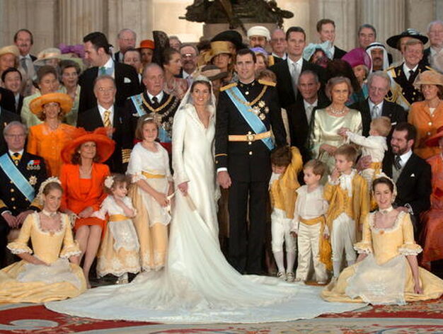 Foto de familia de los Principes de Asturias en el Palacio Real tras su enlace matrimonial en la catedral de La Almudena, el 22 de mayo de 2004. / Efe