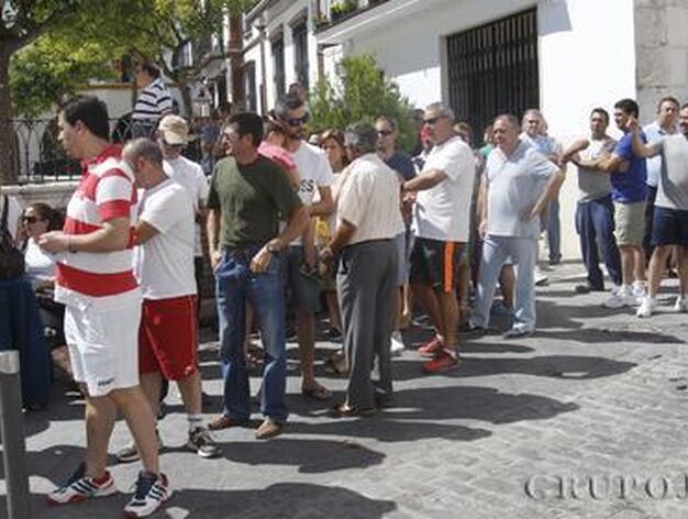 Los vecinos concentrados ante el consistorio vuelve a expresar su malestar por los robos. / Juan Carlos Mu&ntilde;oz