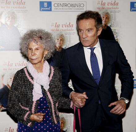Cayetana de Alba y su marido Alfonso D&iacute;ez en la presentaci&oacute;n de su libro 'Lo que la vida me ha ense&ntilde;ado', publicado en 2013.
