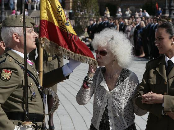 Cayetana de Alba jura la bandera.