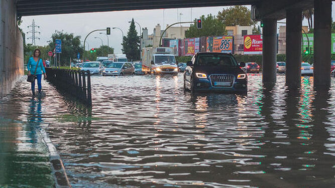 Una inundación en la barriada de Sevilla Este tras una tromba de agua.