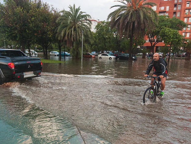 Estado en el que la lluvia ha dejado las calles en Sevilla Este. 

Foto: Beatriz Hidalgo