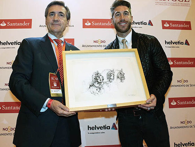 Juan Tirado, presidente de Ancce y el futbolista y ganadero Sergio Ramos.

Foto: Victoria Ram&iacute;rez