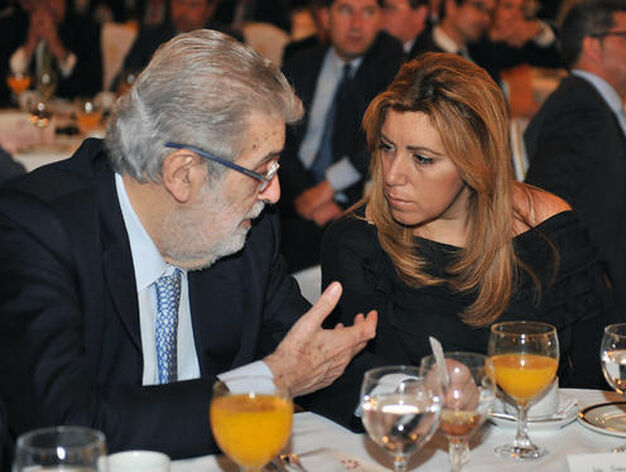 Con Susana D&iacute;az en Sevilla en un Foro Joly./ Juan Carlos V&aacute;zquez