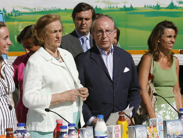 Jos&eacute; Mar&iacute;a Ruiz Mateos,con su mujer y sus hijos, en la f&aacute;brica de Clesa en 2007.

Foto: EFE