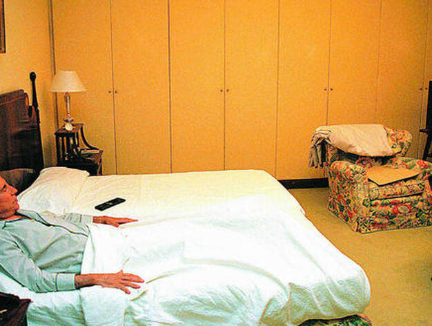 Jos&eacute; Mar&iacute;a Ruiz-Mateos en la cama de su habitaci&oacute;n recuper&aacute;ndose de una trombosis.

Foto: Jose Caballero