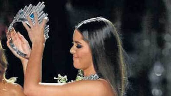 Momento en que despojan de su corona a Miss Colombia.