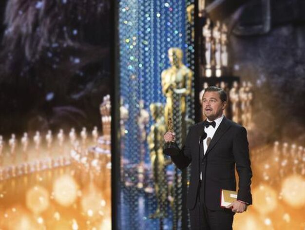 El actor estadounidense Leonardo DiCaprio recoge su Oscar al mejor actor por 'El renacido'.

Foto: Efe