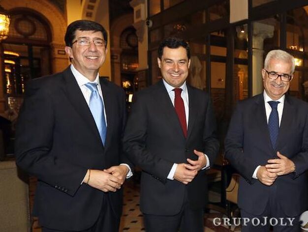 El portavoz parlamentario de Ciudadanos, Juan Mar&iacute;n, Juan Manuel Moreno y Manuel Jim&eacute;nez Barrios.