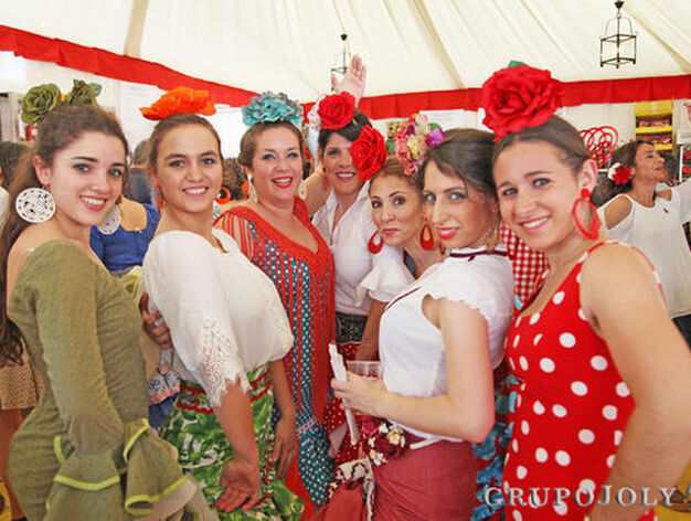 Un grupo de j&oacute;venes vestidas de flamenca en la caseta de Comisiones Obreras. 

Foto: Vanesa Lobo