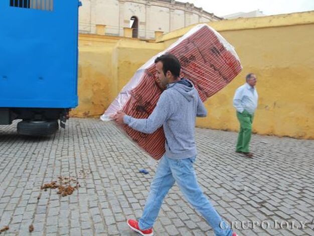Un hombre porta decenas de almohadillas.

Foto: Jose Contreras