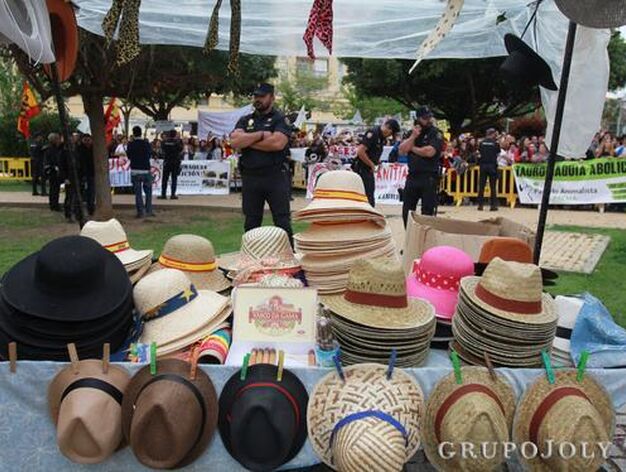 Un puesto de sombreros, durante la manifestaci&oacute;n antitaurina..

Foto: Jose Contreras