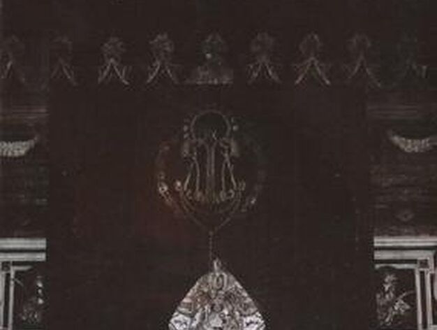 Las antiguas novenas. La Virgen de los Reyes, sin la tumbilla, en el trascoro de la Catedral donde antiguamente se celebraban sus cultos.

Foto: Jesus Martin Cartaya