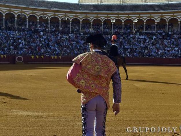 Morante de la Puebla en el primer toro./ Juan Carlos V&aacute;zquez