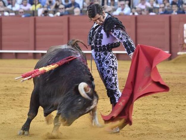 Morante de la Puebla en el primer toro./ Juan Carlos V&aacute;zquez