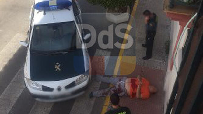 La Guardia Civil mantiene esposado al detenido en el suelo.

Foto: M.G.