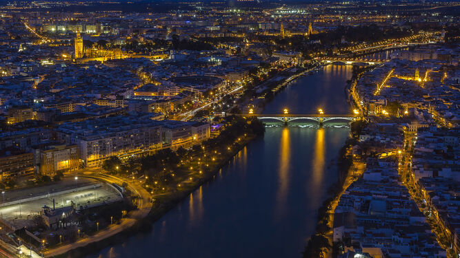 Una vista aérea de Sevilla de noche.