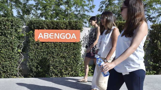 Empleadas de Abengoa, en el campus de Palmas Altas, en Sevilla.