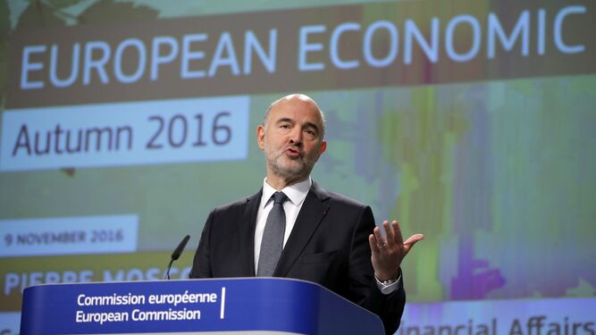 El comisario europeo de Asuntos Económicos y Financieros, Pierre Moscovici, en rueda de prensa, ayer.