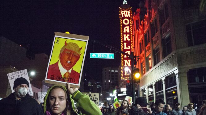 Una detractora de donald Trump protesta en las calles de Oakland.
