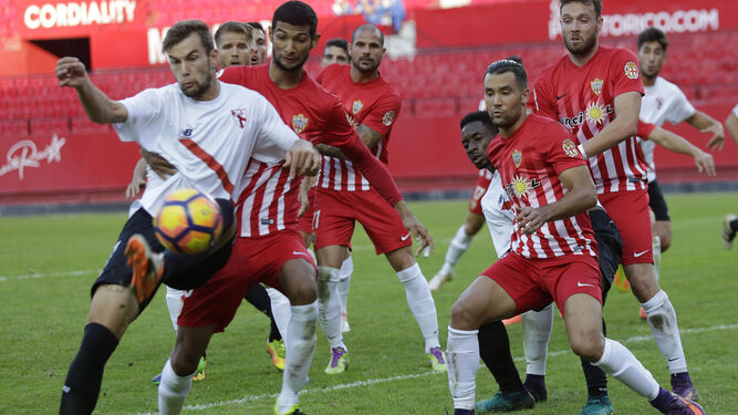 Un lance del Sevilla Atlético-Almería.
