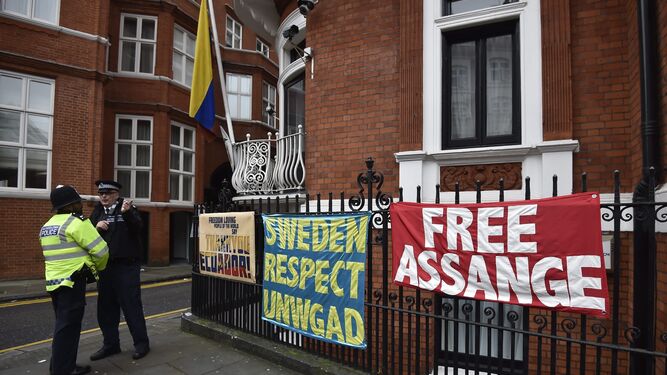 Un par de policías conversaban ayer ante la Embajada de Ecuador en Londres.