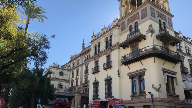 Los bomberos en el hotel Alfonso XIII, durante el simulacro.
