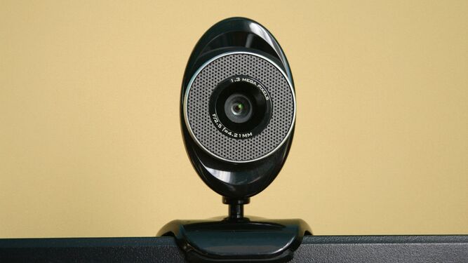 El usuario debe controlar qué aplicaciones tienen acceso a la 'webcam'.