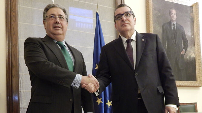 Juan Ignacio Zoido estrecha ayer la mano al conseller de Interior, Jordi Jané.