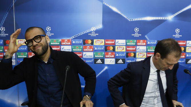 Alves, con Allegri en la sala de prensa del Sánchez-Pizjuán.