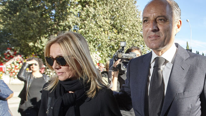 El ex presidente de la Generalitat Francisco Camps y su esposa, a su llegada al tanatorio para dar el pésame a la familia de la ex alcaldesa.