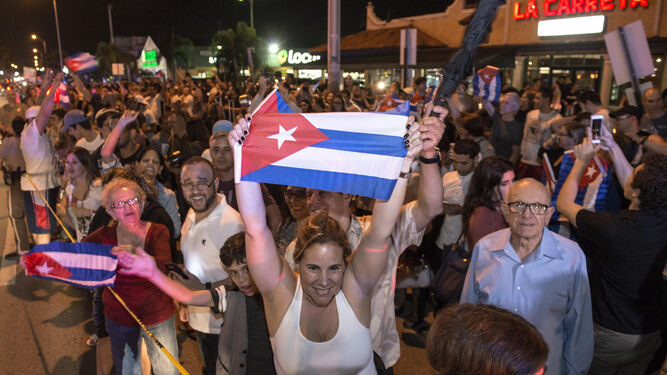 Un grupo de cubanos celebra la muerte de Fidel Castro en las calles de Miami, junto al emblemático calle Versailles.