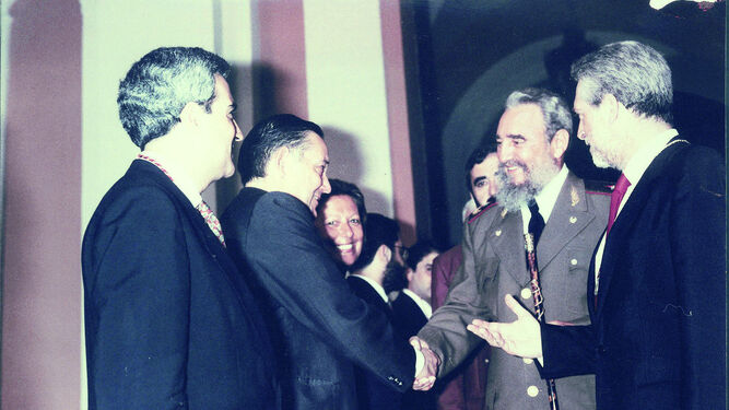 Alejandro Rojas-Marcos le presenta a Fidel a Manuel García en presencia de José Hurtado y Enriqueta Vila en su visita al Ayuntamiento de Sevilla.