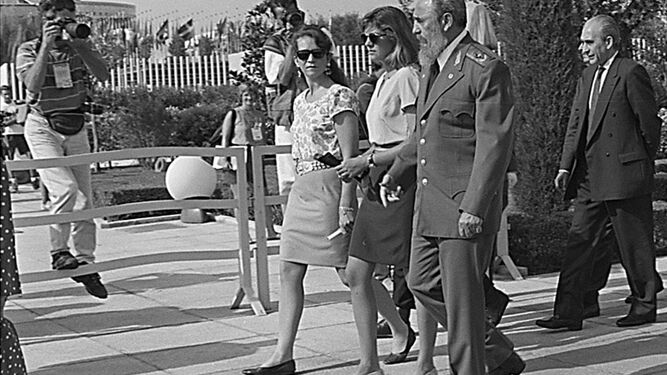 Fidel Castro, con atuendo de Comandante, en la Expo con las infantas Cristina y Elena. Con la madre de ambas vino en avión desde Barcelona.
