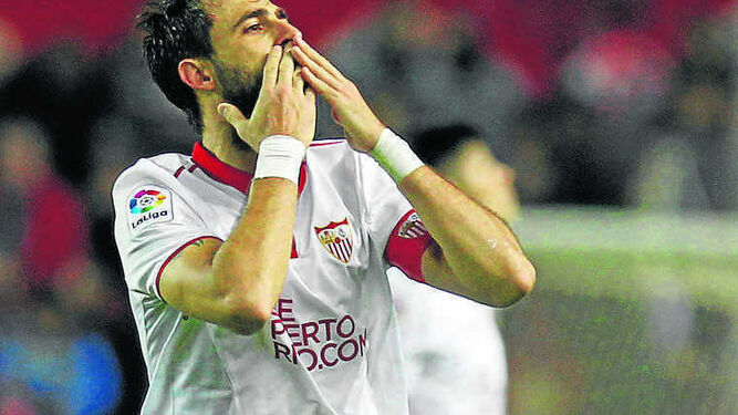 Pareja celebra su gol al Valencia, a la postre el de la victoria.