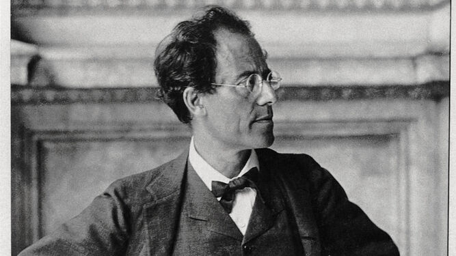 Gustav Mahler. A la derecha, una página del manuscrito subastado.