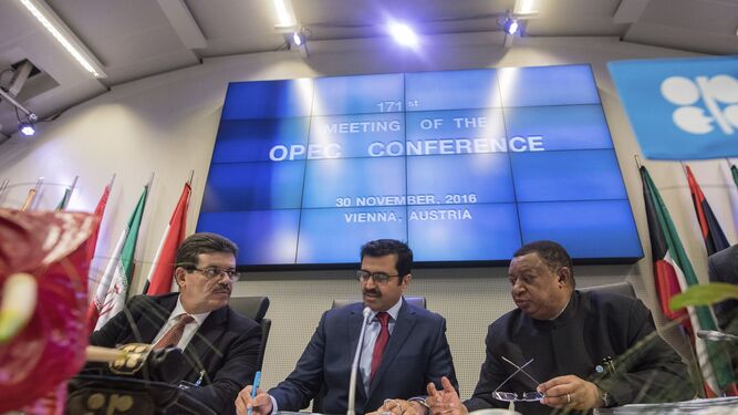 El director de Estudios Energéticos de la OPEP, Mohamed Hamel; el presidente de la OPEP y ministro qatarí de Energía, Mohamed ben Saleh al Sada; y el secretario general de la OPEP, Mohammad Barkindo.