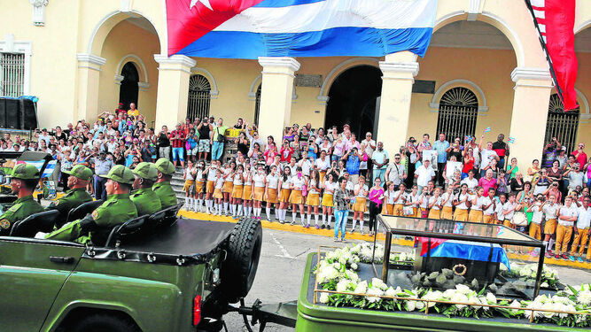 Ciudadanos cubanos saludaban ayer ante el paso de la urna con las cenizas de Fidel Castro por el malecón de Matanzas.