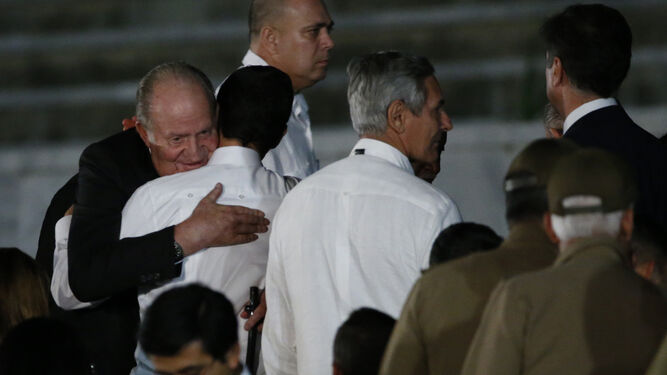 El rey Juan Carlos saludó el martes a uno de los asistentes al acto celebrado para despedir a Castro en La Habana.