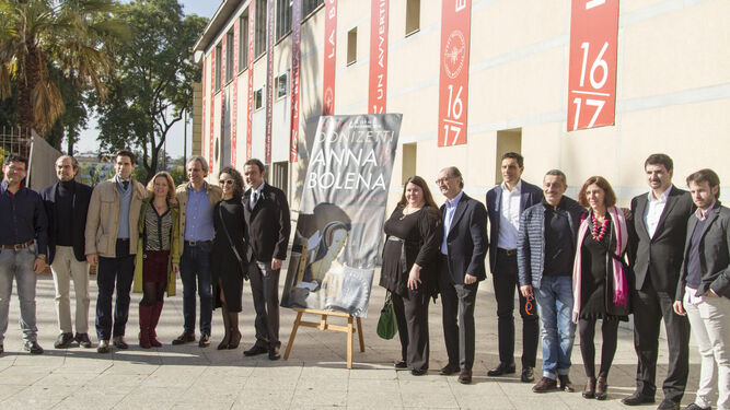 El equipo de esta producción del Teatro Filarmónico de Verona, en los exteriores del Maestranza.