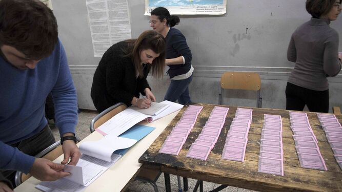 Últimos preparativos para que los italianos acudan hoy a las urnas para votar sobre la consulta.