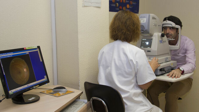Un paciente diabético se somete a una prueba de retinografía.