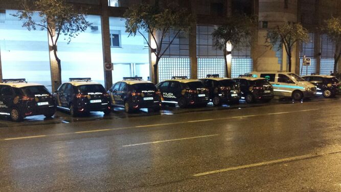 Varios patrulleros de la Policía Nacional, el sábado, aparcados en la puerta de Urgencias del Hospital Macarena.