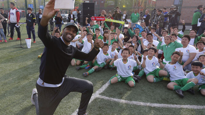 Kanoute se hace un 'selfie' con los niños de un centro deportivo de Pekín.