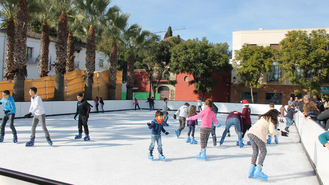 La pista de hielo de Tomares es uno de los clásicos de la Navidad aljarafeña a la que acuden cientos de personas.