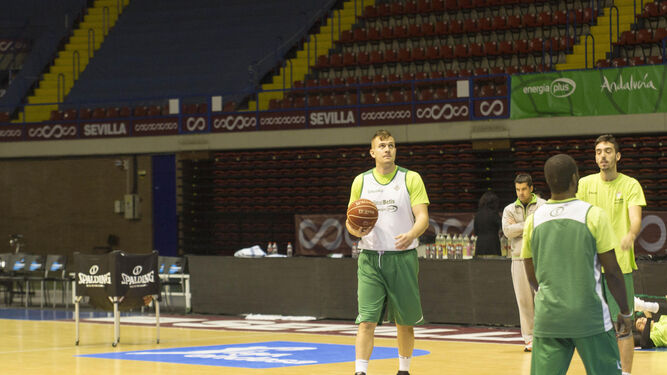 Mahalbasic entrena con el equipo en el pabellón de San Pablo.