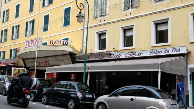 El restaurante Le Petit Bar, situado en la avenida Napoleón de Ajaccio, base de operaciones de la banda de Francis Castola.