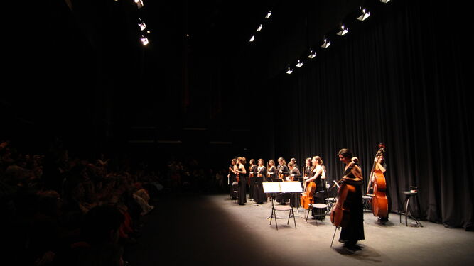 Un momento de una actuación de la orquesta Almaclara.