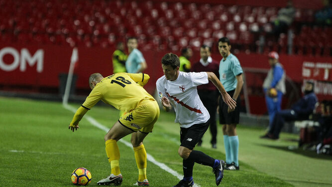 El jugador del Sevilla Atlético Pozo intenta robar el balón.